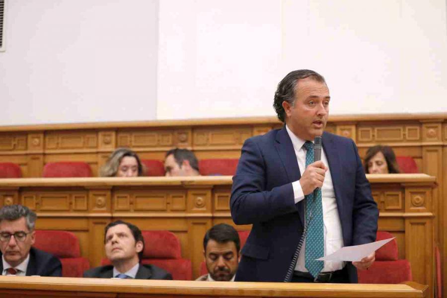 PSOE y PP rechazan en las Cortes de CLM la «prioridad nacional» en lo público que pide Vox