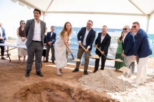 Colocación de la primera piedra de las nuevas instalaciones de Whitewater Group Alpha 2