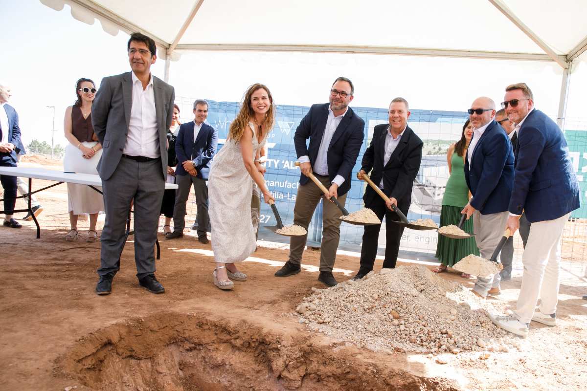 Colocación de la primera piedra de las nuevas instalaciones de Whitewater Group Alpha 2