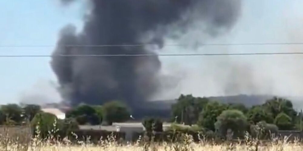 Columna de humo visible a consecuencia del incendio en la planta