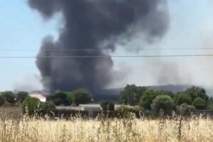 Columna de humo visible a consecuencia del incendio en la planta