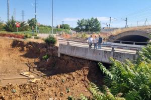 El alcalde de Valdepeñas, Jesús Martín, visitando las obras de eliminación del último punto negro del Plan de Tormentas en la zona sur del municipio