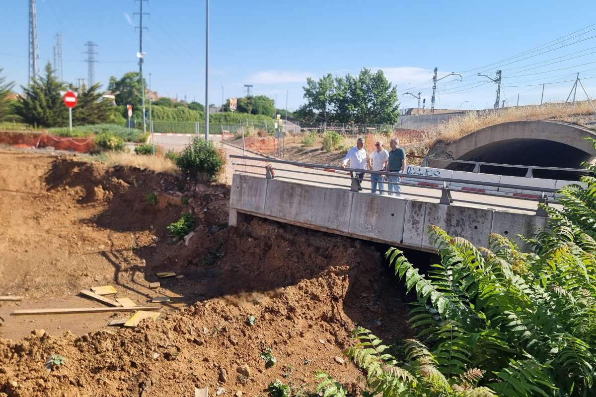 El alcalde de Valdepeñas, Jesús Martín, visitando las obras de eliminación del último punto negro del Plan de Tormentas en la zona sur del municipio