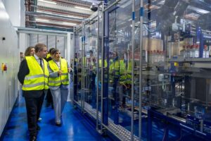 El jefe del Gobierno regional, Emiliano García-Page, inaugura en Las Labores (Ciudad Real), la ampliación del centro de producción de la compañía ‘Pernod Ricard’.