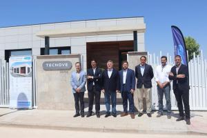 El vicepresidente segundo del Gobierno de Castilla-La Mancha, José Manuel Caballero, y el consejero de Fomento, Nacho Hernando; han visitado, en Herencia, el proyecto ‘Tecnove Home'