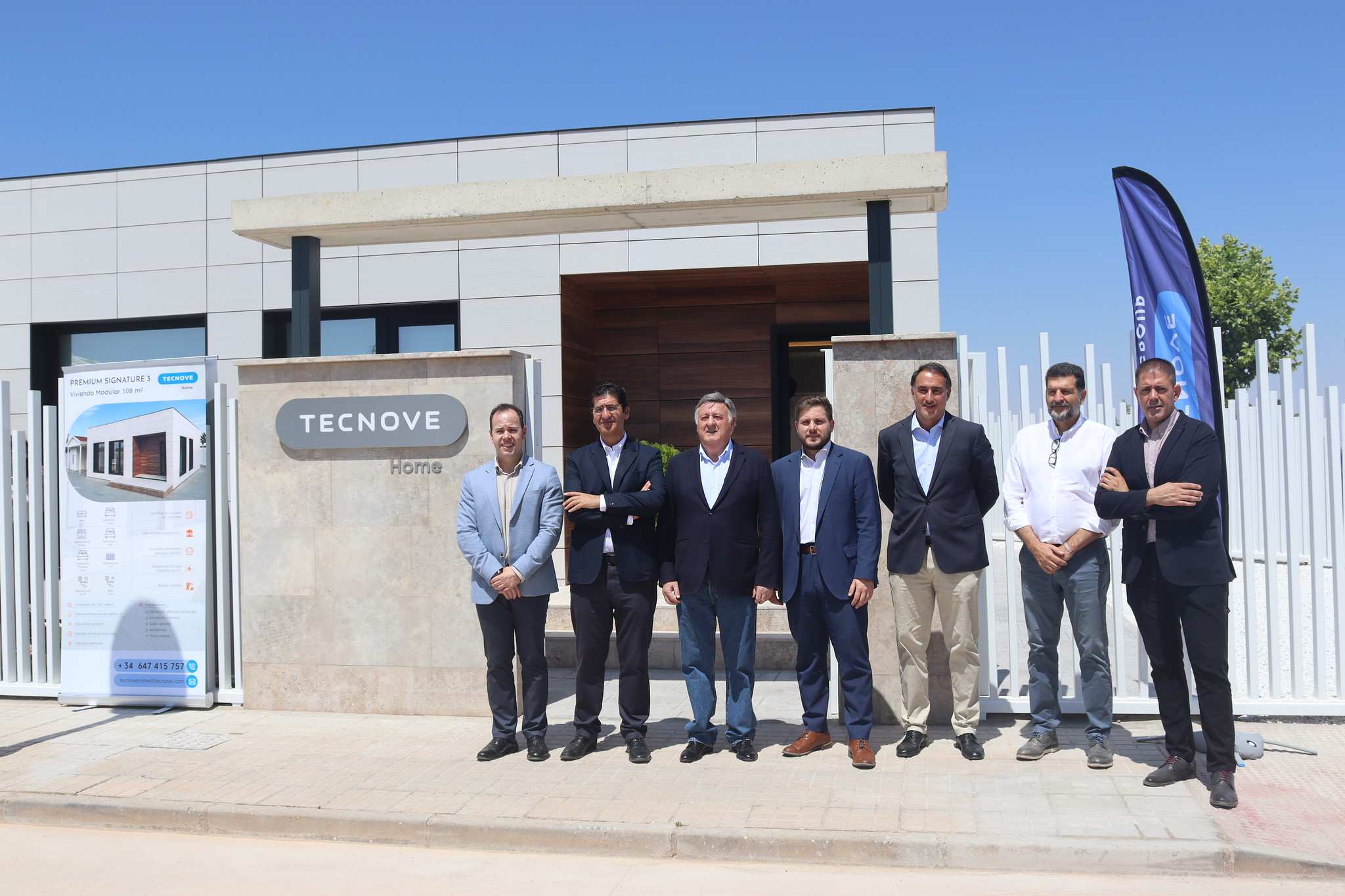 El vicepresidente segundo del Gobierno de Castilla-La Mancha, José Manuel Caballero, y el consejero de Fomento, Nacho Hernando; han visitado, en Herencia, el proyecto ‘Tecnove Home'