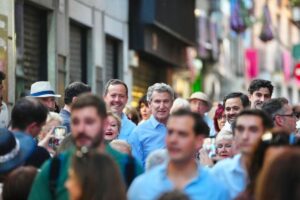 El presidente nacional del PP, Alberto Núñez Feijóo, en las calles de Toledo l día previo Al Corpus Christi. - PP