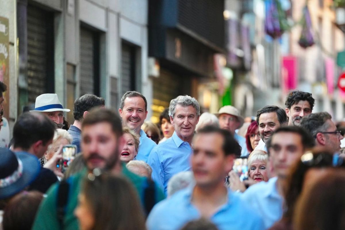 El presidente nacional del PP, Alberto Núñez Feijóo, en las calles de Toledo l día previo Al Corpus Christi. - PP