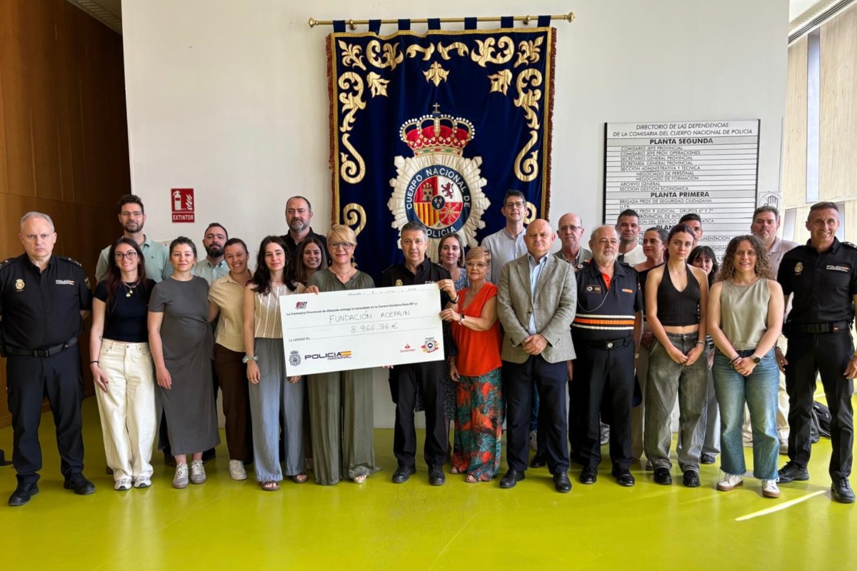 Entrega de la recaudación obtenida durante la I edición de la carrera ‘Ruta 091’ de la Policía Nacional de Albacete