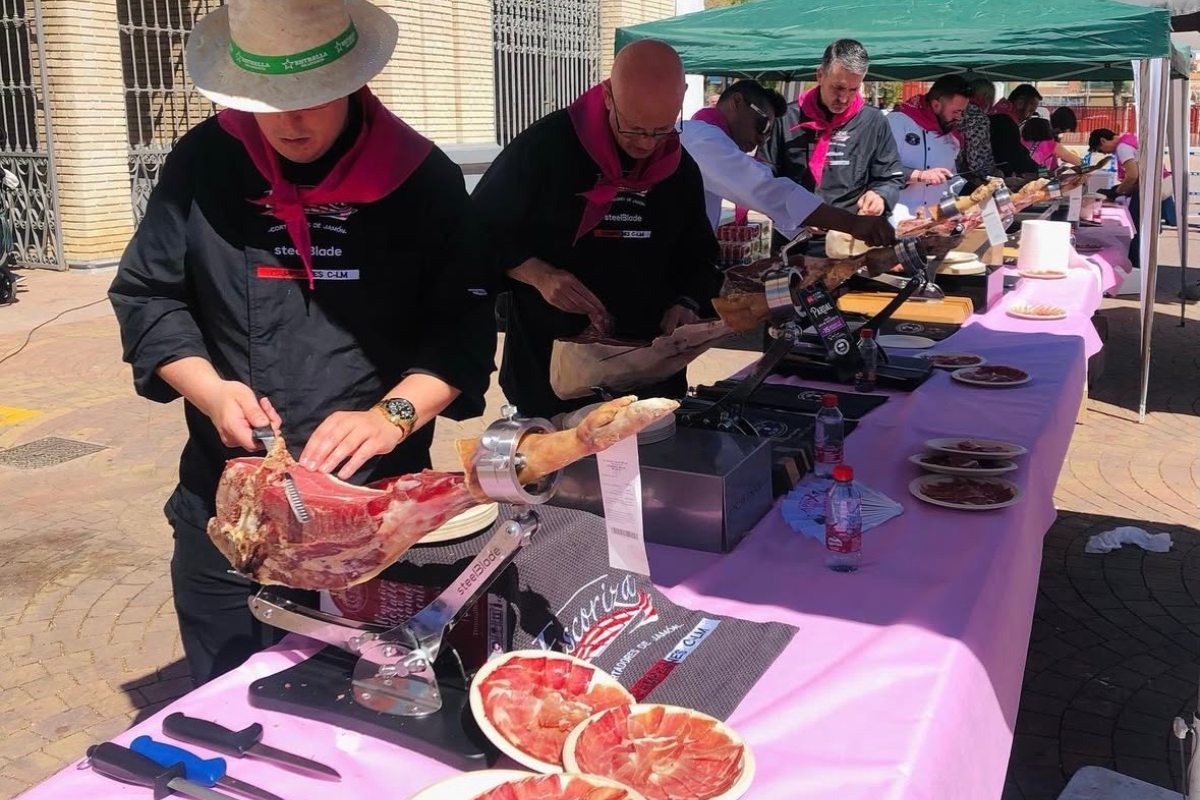 imagen de archivo de la concentración de cortadores de jamón en Albacete a beneficio de Acepain. Foto: Elena Valero