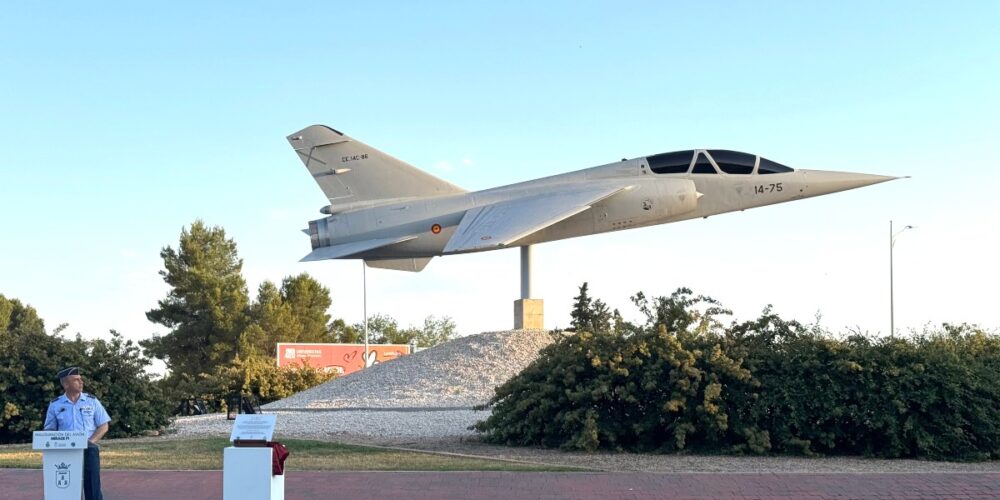 Avión Mirage F1 instalado en la glorieta de la Avenida de España con la Avenida de La Mancha (AB-20) de Albacete