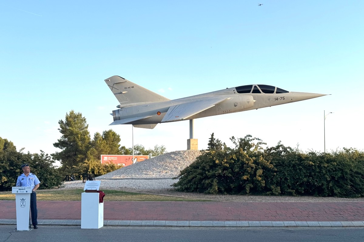 Avión Mirage F1 instalado en la glorieta de la Avenida de España con la Avenida de La Mancha (AB-20) de Albacete
