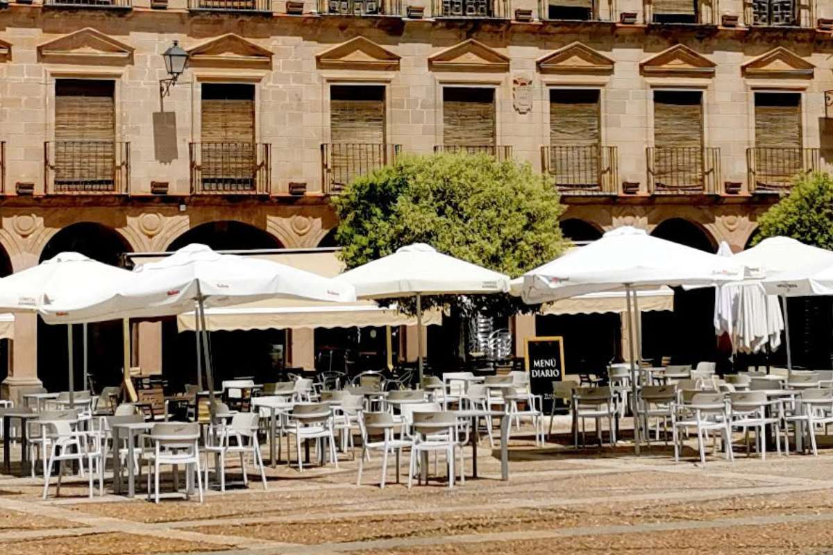 Imagen de la terraza del bar favorito de José Mota, enclavado en la Plaza Mayor de Infantes