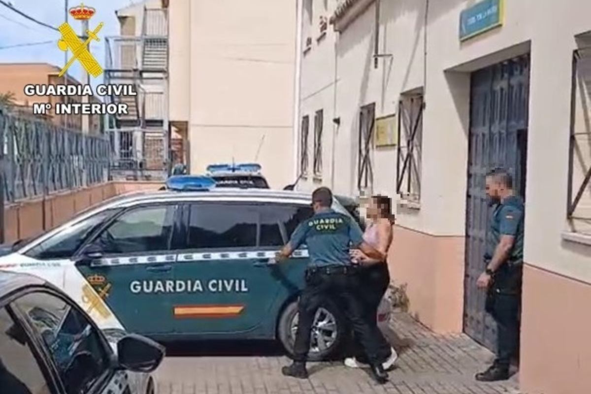 Imagen de una de las detenidas