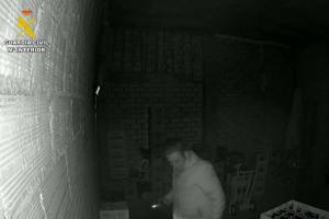 Imagen del autor de los robos en el interior del almacén del bar en el que robó