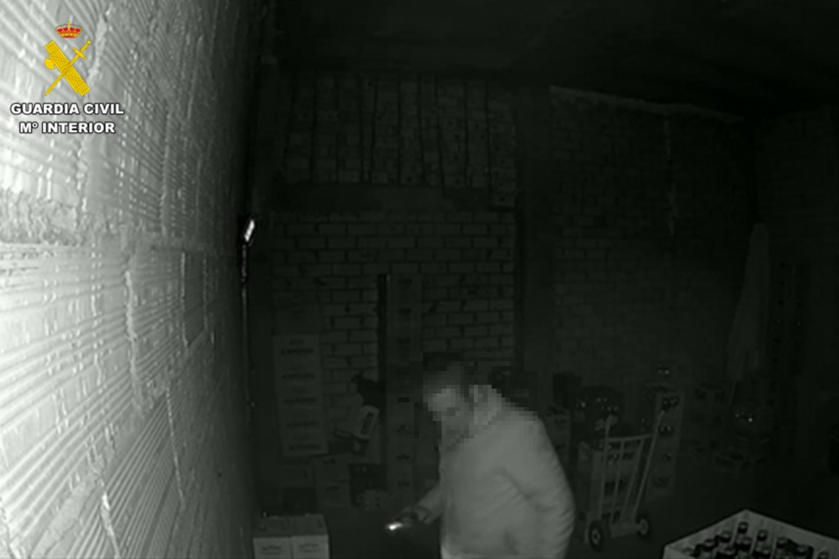 Imagen del autor de los robos en el interior del almacén del bar en el que robó