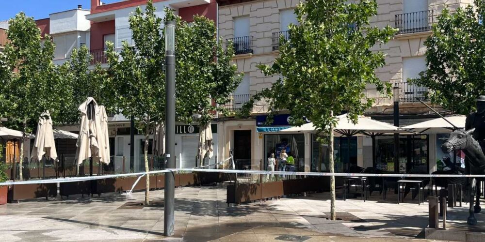 La terraza de la heladería a la derecha y la del otro bar a la izquierda
