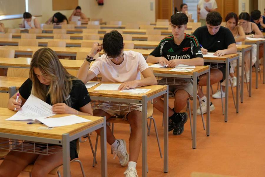 Rosalía se cuela en la PAU de Castilla-La Mancha: el examen de la UCLM que sorprende con «La Perla»