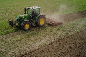 tractor arando