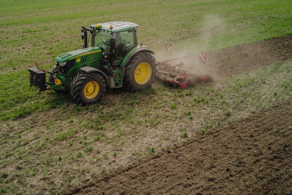 tractor arando