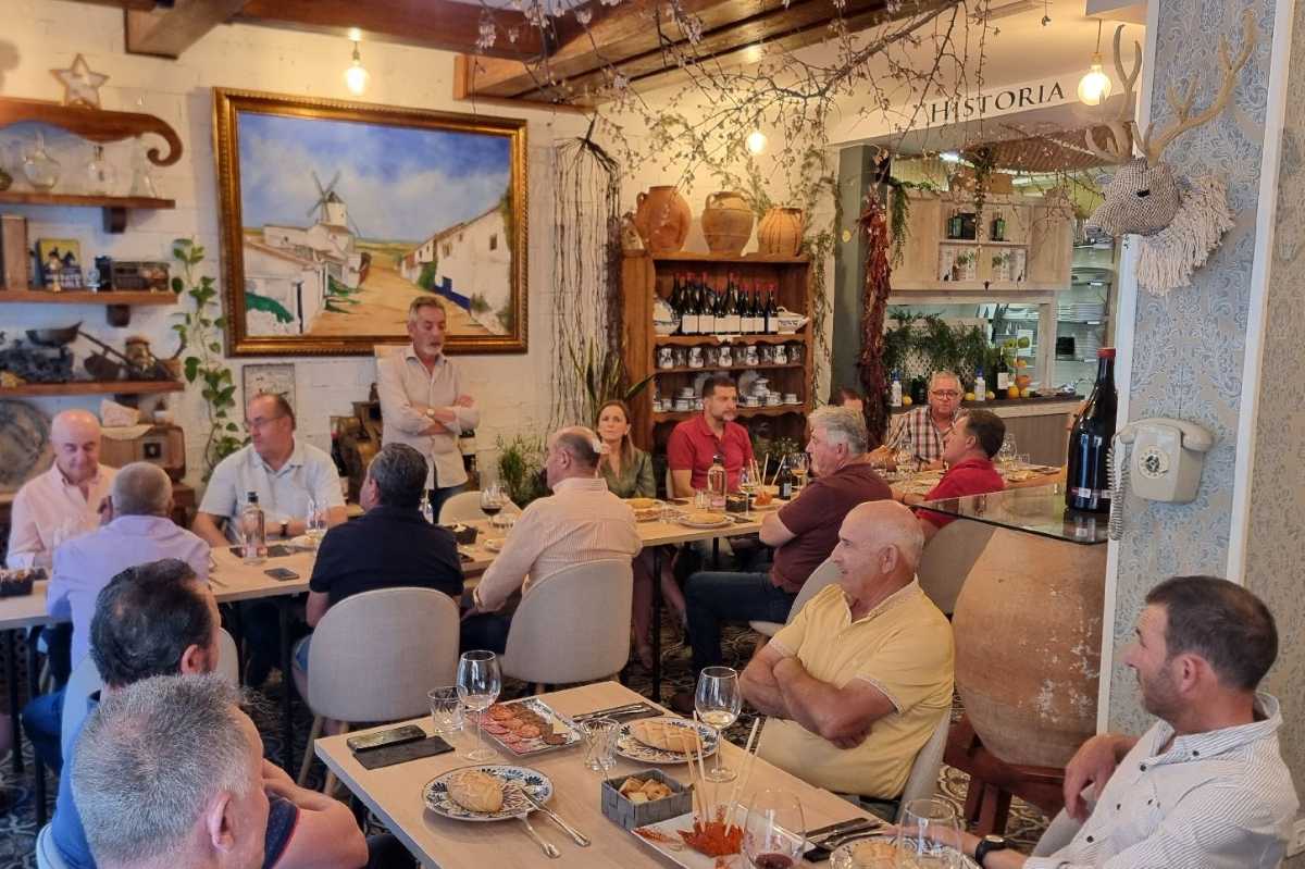 Alcalde de Valdepeñas con agricultores