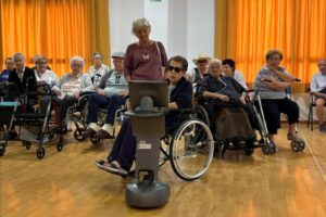 Robot con usuarios de la residencia de mayores ‘Núñez de Balboa’ de Albacete