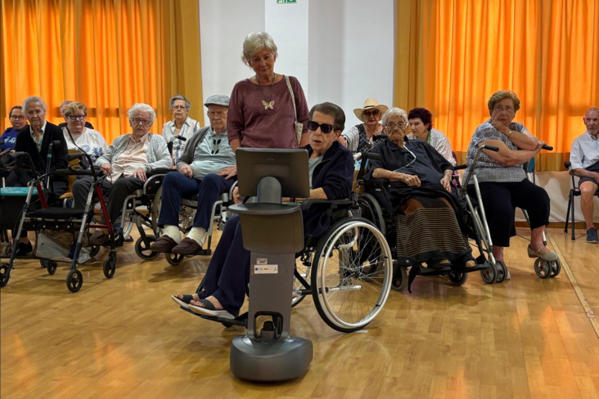 Robot con usuarios de la residencia de mayores ‘Núñez de Balboa’ de Albacete