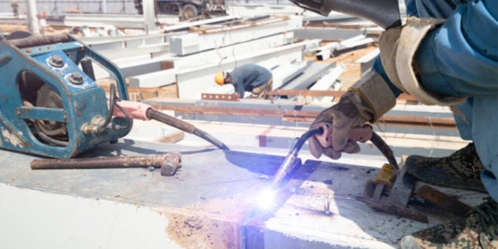 Trabajador en una construcción. Imagen de archivo