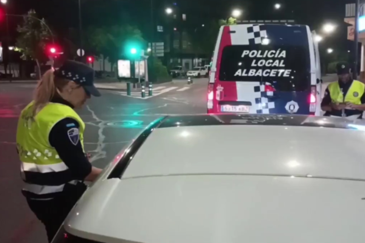 Dos agentes de la Policía Local de Albacete en un control