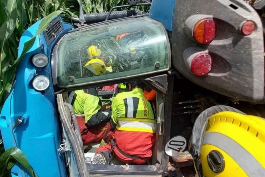 Herido al volcar su tractor y quedar atrapado en un pueblo de Toledo: rescatado por bomberos