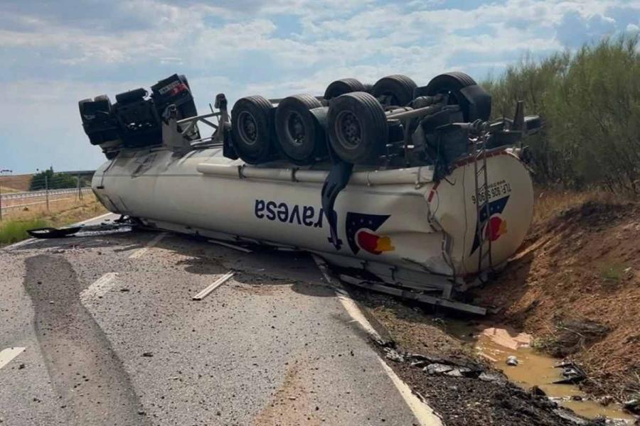 Susto en la A-5 a su paso por Toledo: un herido y alarma por un camión cisterna que resultó llevar agua