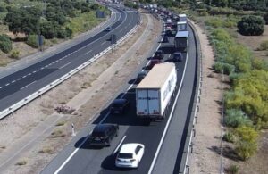 La retención tras el accidente. Imagen: DGT.