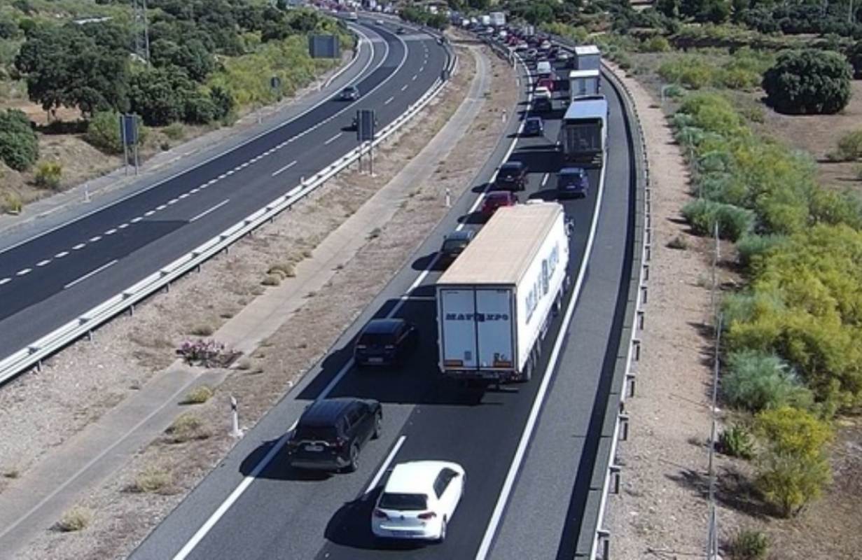 La retención tras el accidente. Imagen: DGT.