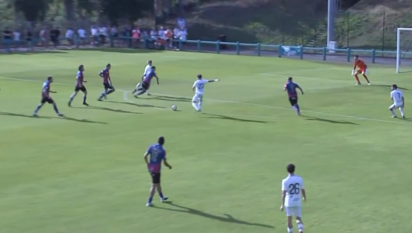 Jugada del partido entre la SD Leoia y el Atlético Albacete.