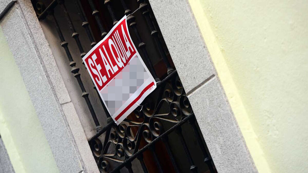 Imagen de un cartel de una vivienda en alquiler.