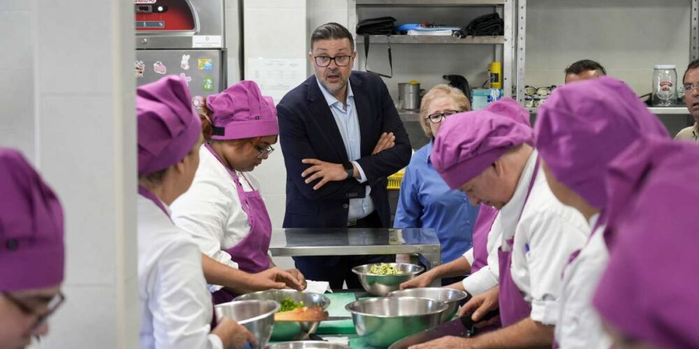 El consejero de Educación, Cultura y Deportes, Amador Pastor, ha visitado esta semana la Escuela de Hostelería de Castilla-La Mancha