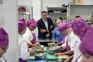 El consejero de Educación, Cultura y Deportes, Amador Pastor, ha visitado esta semana la Escuela de Hostelería de Castilla-La Mancha