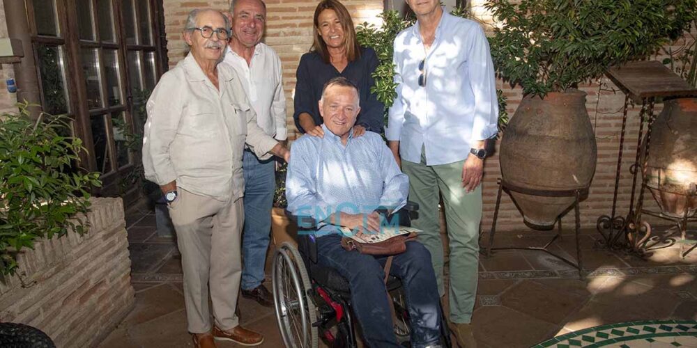 Antonio Izquierdo junto con los amigos que han organizado su homenaje. Foto: Rebeca Arango.