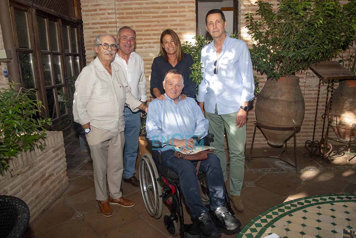 Antonio Izquierdo junto con los amigos que han organizado su homenaje. Foto: Rebeca Arango.