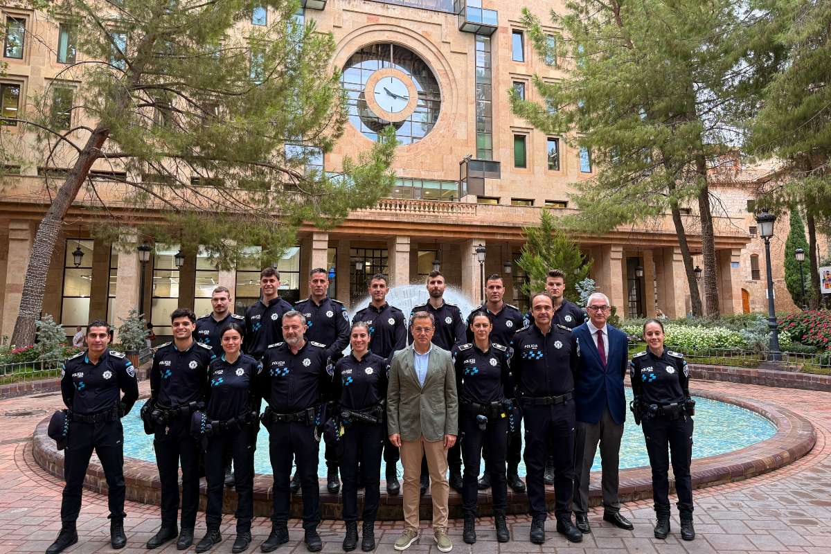 Foto de archivo de policías locales frente al Ayuntamiento de Albacete
