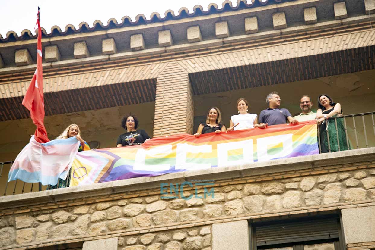 Bandera LGTBI en la sede de CCOO C-LM en Toledo