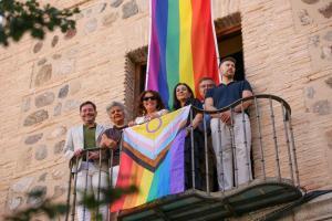 Desplegada la bandera LGTBI en la Delegación del Gobierno