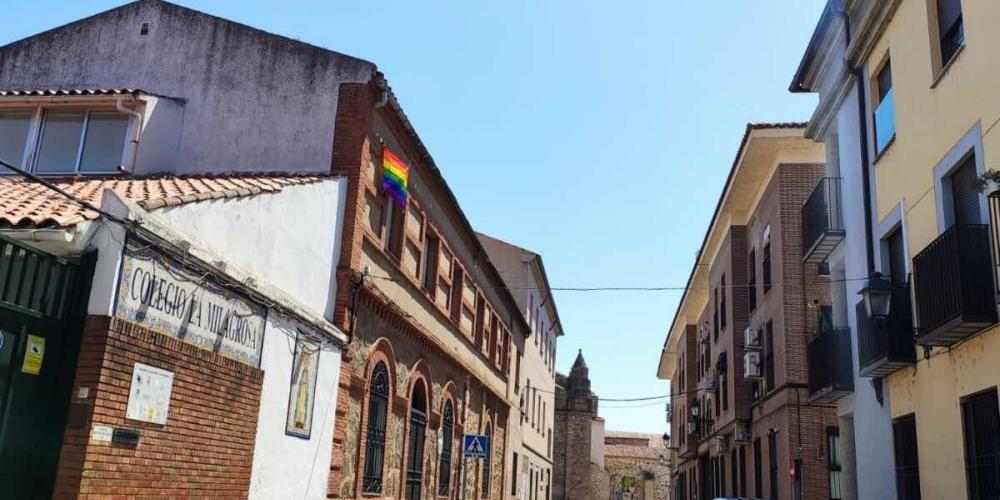 La bandera LGTBI cuelga en el edificio del antiguo colegio de La Milagrosa, en Talavera. Foto: PSOE