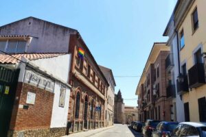 La bandera LGTBI cuelga en el edificio del antiguo colegio de La Milagrosa, en Talavera. Foto: PSOE