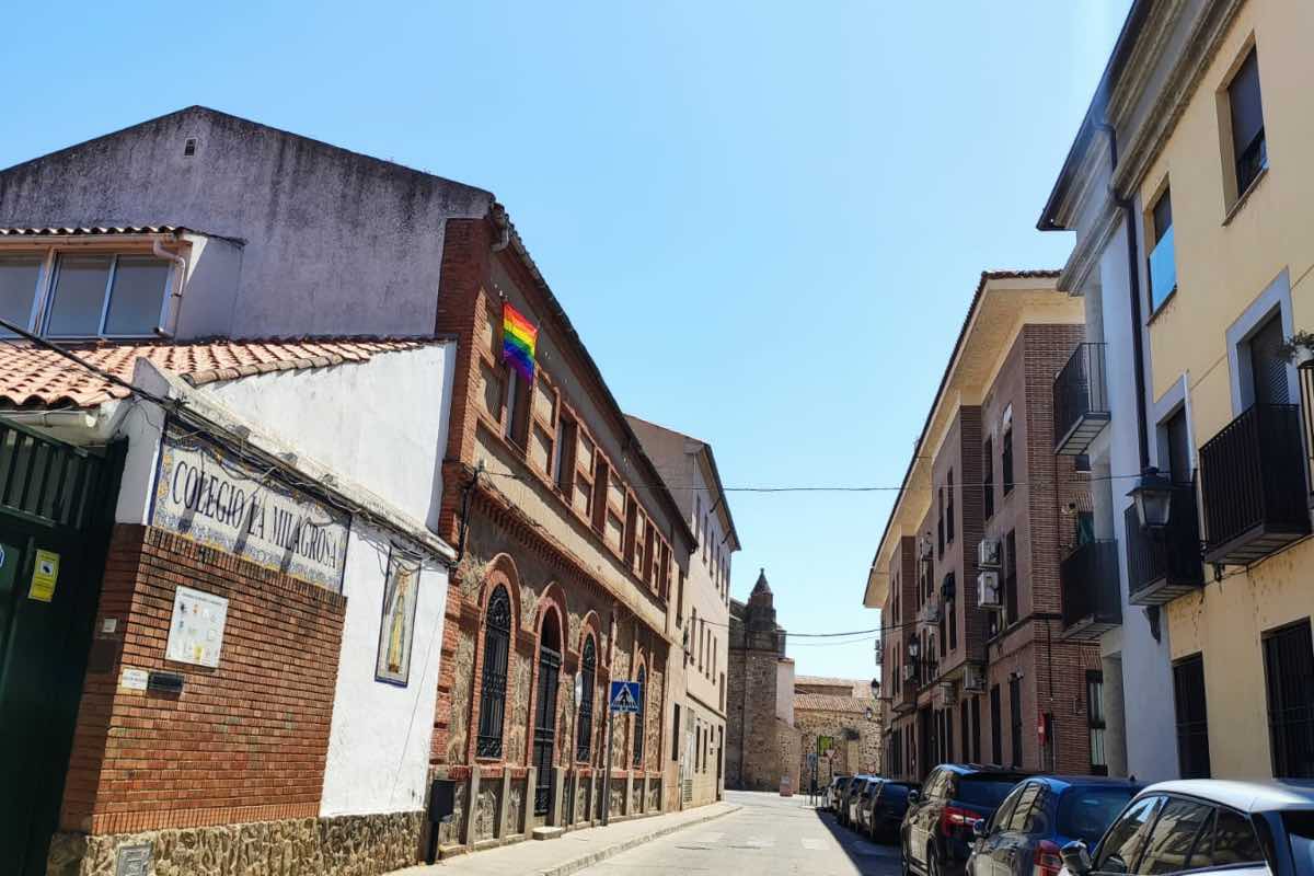 La bandera LGTBI cuelga en el edificio del antiguo colegio de La Milagrosa, en Talavera. Foto: PSOE
