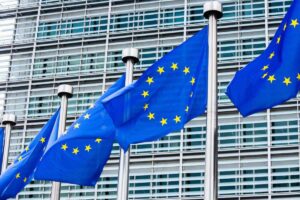 Las banderas de la Unión Europea ondean frente al edificio Berlaymont en Bruselas, sede de la Comisión Europea. - Alicia Windzio/dpa - Archivo.