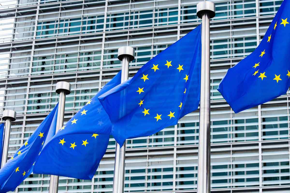Las banderas de la Unión Europea ondean frente al edificio Berlaymont en Bruselas, sede de la Comisión Europea. - Alicia Windzio/dpa - Archivo.