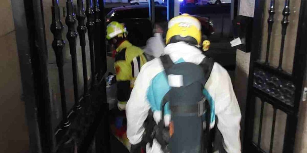 Imagen de los bomberos accediendo a la vivienda de la avenida Francisco de Aguirre.
