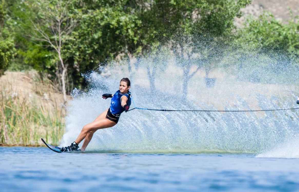 Una esquiadora, en plena competición. Foto: Club Botaski.