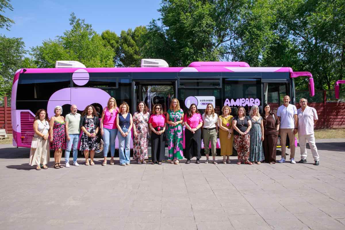 La consejera de Igualdad, Sara Simón, presenta los nuevos buses Amparo para la atención de mujeres víctimas de la violencia sexual. (Fotos: D. Esteban González // JCCM)